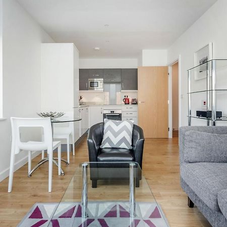 Roomspace Serviced Apartments - Swan House Leatherhead Exterior foto