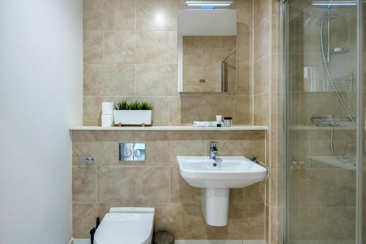 Roomspace Serviced Apartments - Swan House Leatherhead Exterior foto